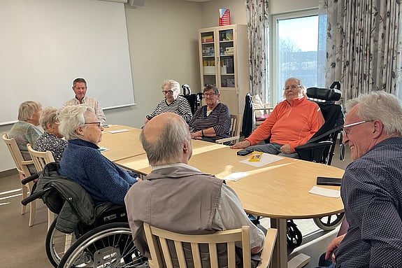 Röda Korsets Anders och Peter underhåller på Vågen