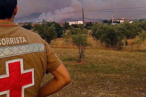 Röda Kors-volontär övervakar brand i Portugal.