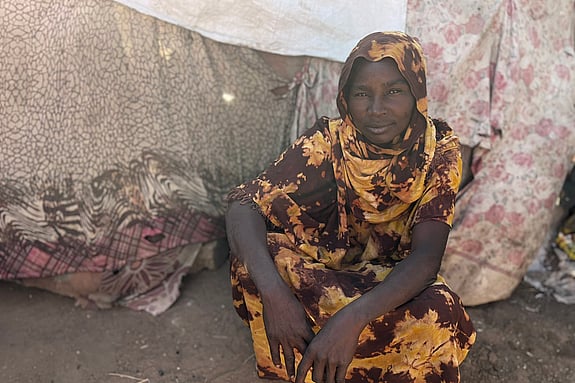 Antasar och Ahmed sitter bredvid varandra. Antastar tittar i kameran med sorgsna ögon och Ahmed gråter och har lagt huvudet i Antasars knä.