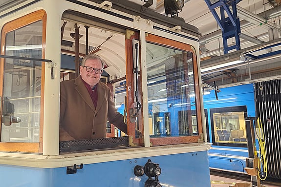 Magnus Braxell i spårvagnen i Alkärrshallen på Djurgården.