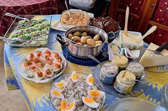 Sy- och stickcaféets deltagare firade påsken med en gemensam lunch i form av knytkalas – en uppskattad stund fylld av gemenskap, god mat och många skratt.