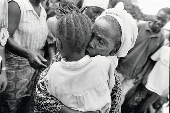 Återförenas under kriget i Liberia.