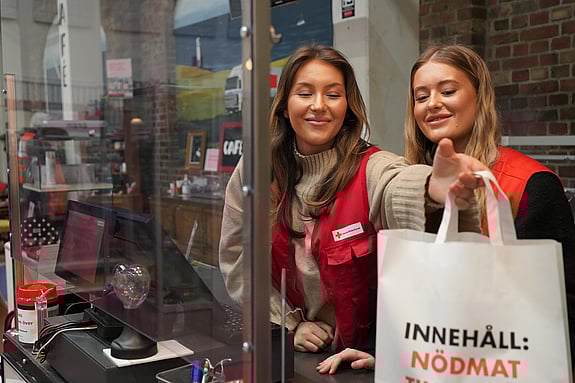 Praktikater-i-kassan-i-Roda-korset-second-hand-butik-i-Varberg