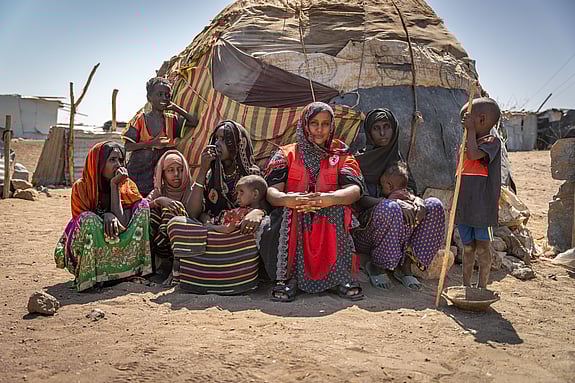 Kvinnor hämtar vatten i Etiopien.