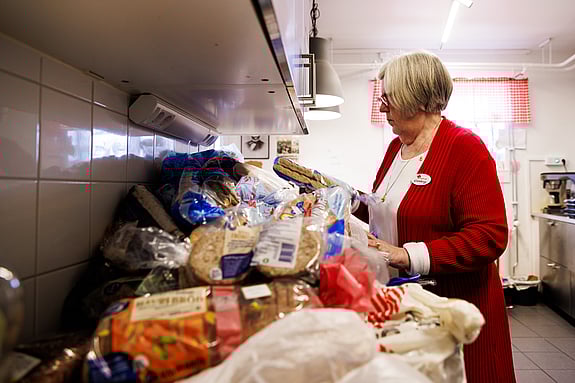 Gunborg Morén instruerar när matkassar packas med pasta, bröd och korv.