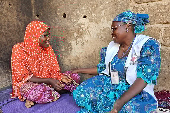 Falmata, en av de som drabbades av kolera, samtalar med vår volontär Rouyatou.