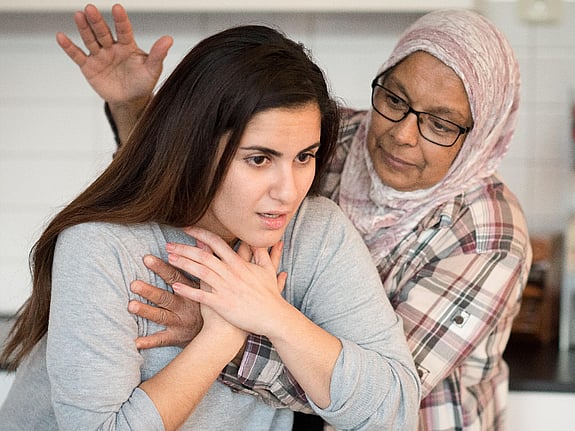 Kvinna som satt i halsen får hjälp