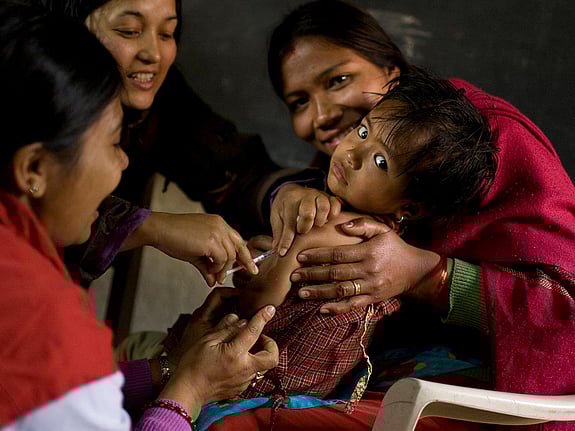 Barn vaccineras mot mässling.