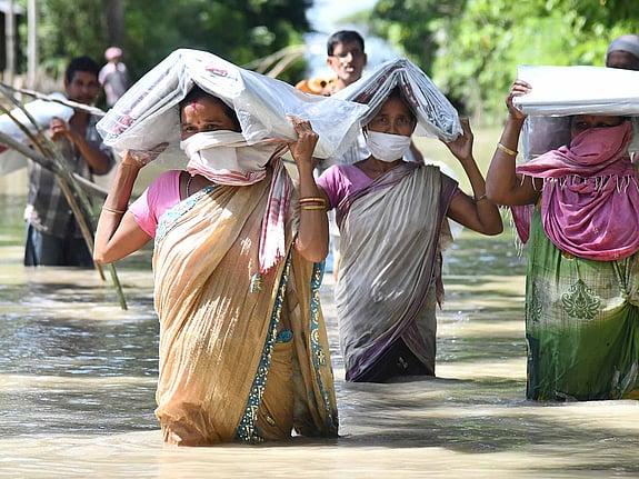 Kvinnor i översvämning i Indien.