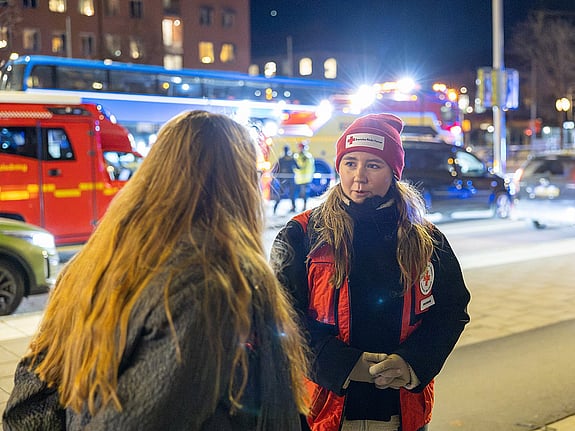 Röda Korset ger krisstöd vid bussolycka i Stockholm 2025