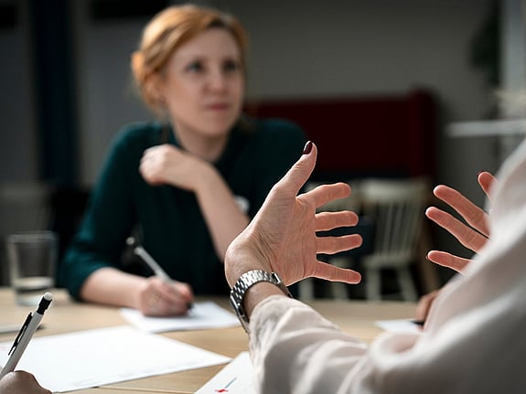 Gråhårig kvinna får rådgivning om patientsäkerhet