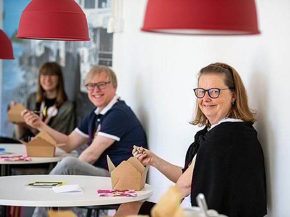 Tre tjänstepersoner sitter vid skrivbord