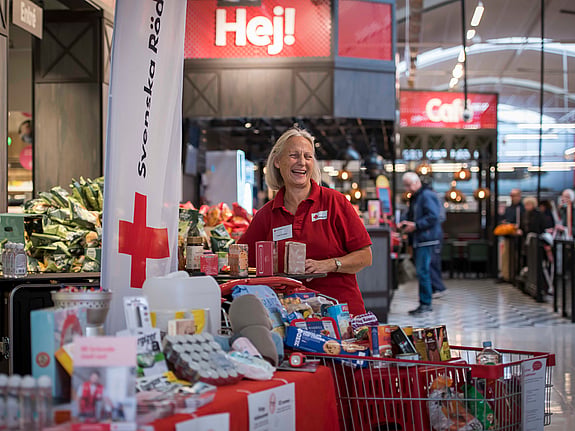 Volontärer från Röda Korset på plats i en ICA-butik för att ge tips och råd om krisberedskap