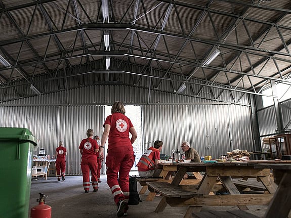 Frivilliga rusar mot dörr i krisinsats