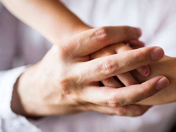 Stora händer om små knäppta händer