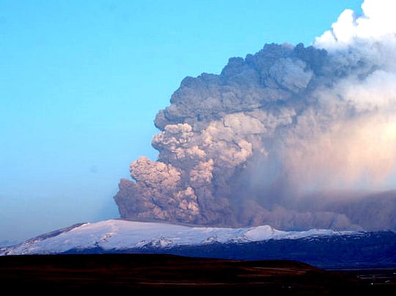 Askmoln mot blå himmel efter vulkanutbrott