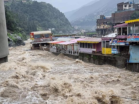 Översvämmad by i Pakistan