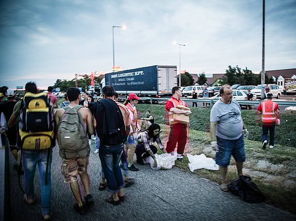 Människor på flykt vid vägkant