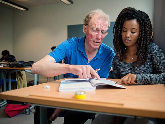 Sture Hemberg har stenkoll på matematiken. Nu använder han sina kunskaper och lär ensamkommande ungdomar att lösa kluriga ekvationer.