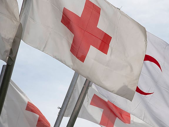 Flaggor med Röda Korset och Röda Halvmånens emblem.