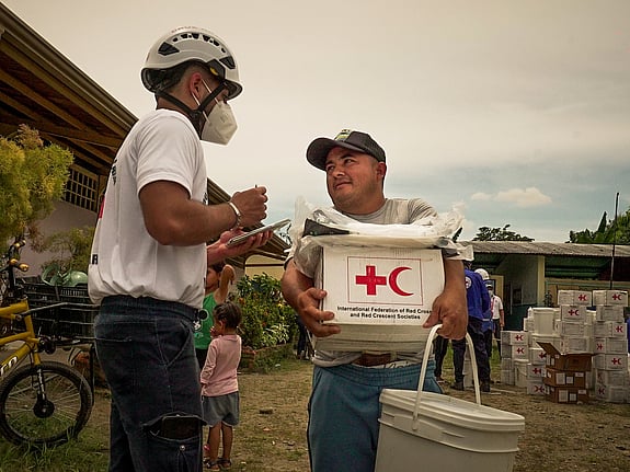 Nödhjälp delas ut i Venezuela i Latinamerika.