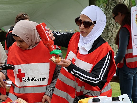 En person som serverar korv