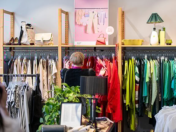 Färgsorterade fynd i Röda Korset Second Hand Hornsgatan