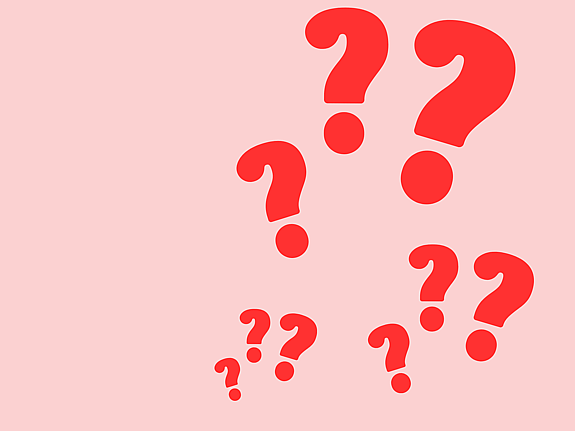 En äldre person läser på sin platta.