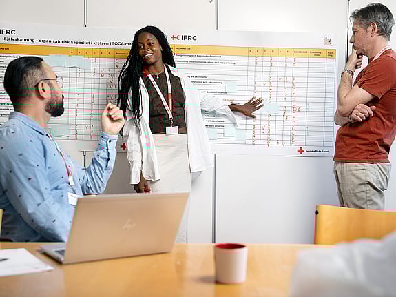 Båt åker över flod med flera passagerare
