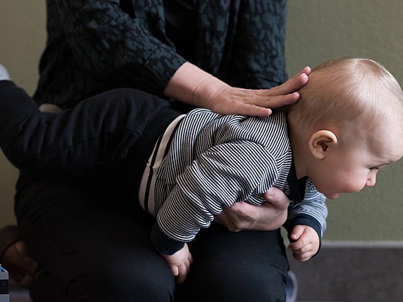 Barn med luftvägsstopp får första hjälpen.