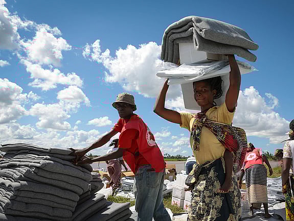 Kvinna får hjälppaket i Buzi, Mozambique.