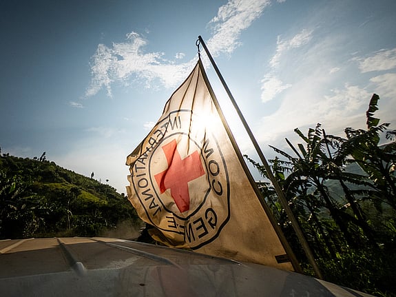 En volontär står redo att hjälpa till efter en attack i Ukraina.