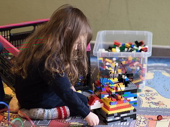 Flicka leker med lego