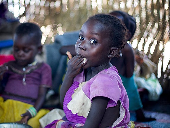 En familj i Sydsudan äter mat