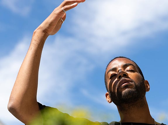 Man med värmeslag i solen