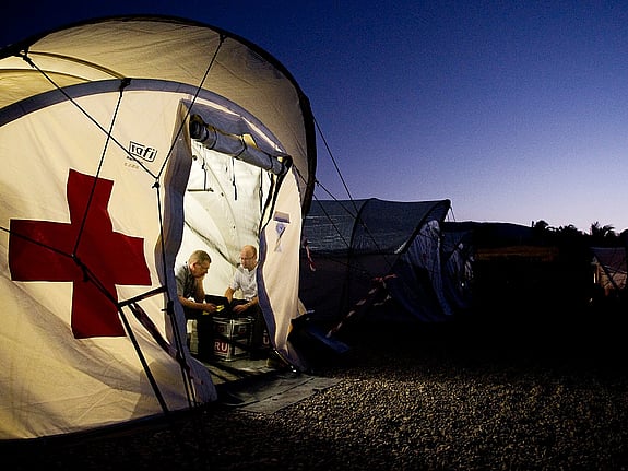 Röda Kors-tält upplyst inifrån