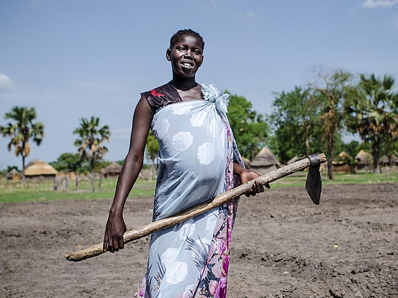 Gravida Angong odlar olika grödor för att få mat till sin familj efter torkan.