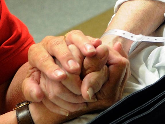 Två händer som håller varandra