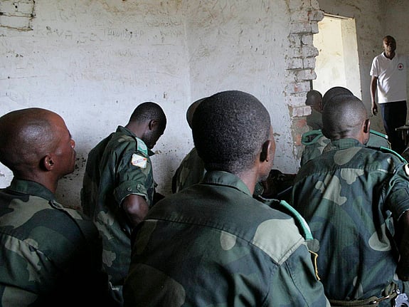 Soldater i bombskadat hus utbildas.