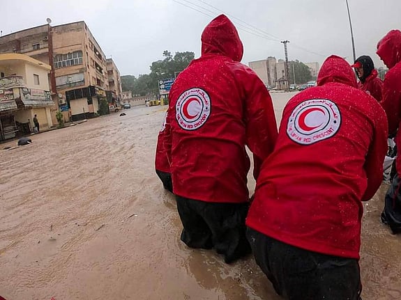 Volontärer hjälper i översvämningar i Libyen