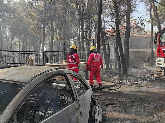 Rödklädda volontärer efter svår brand.