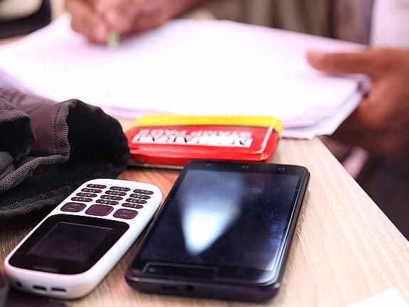 Mobiltelefoner och penna.