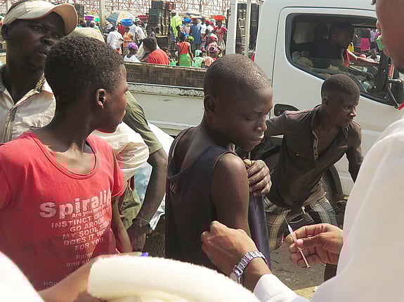 Fyra ungdomar får vaccin mot gula febern