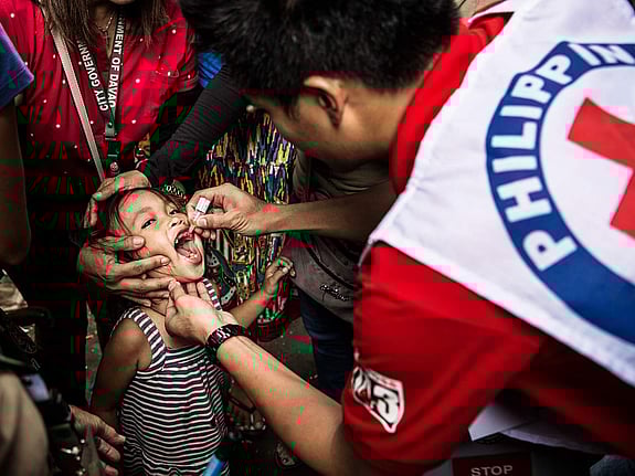 Pojke vaccineras mot smittsam sjukdom