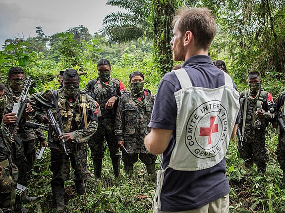 Soldater i djungel utbildas i krigets lagar.