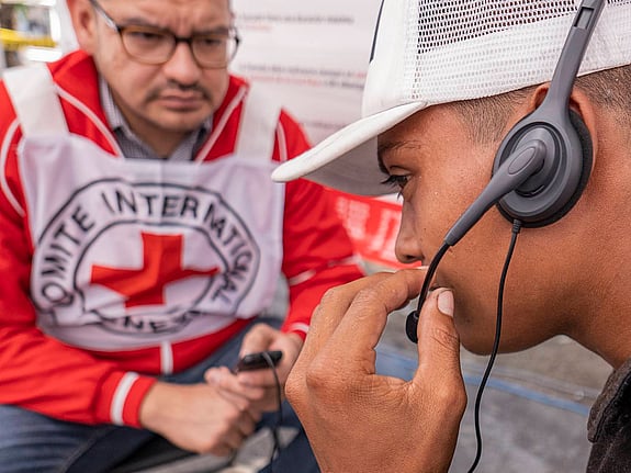 Man pratar i headset.