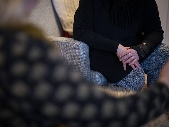 Närbild på två personer som samtalar