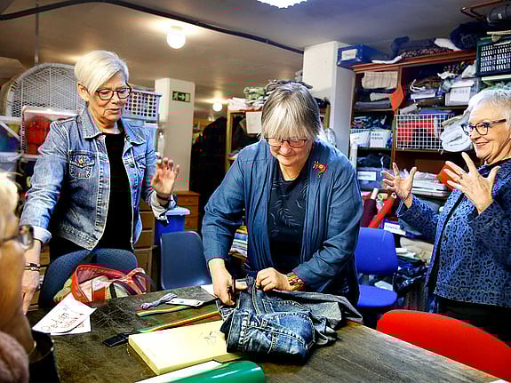 Tre-volontärer-designar-om-kläder