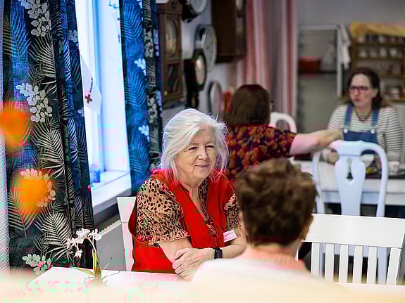 Hos oss kan du träffa andra i många sammanhang. Vi kan besöka dig som är äldre eller ofrivilligt ensam. Vi erbjuder även medmänsklighet och gemenskap genom en mängd andra aktiviteter och verksamheter.