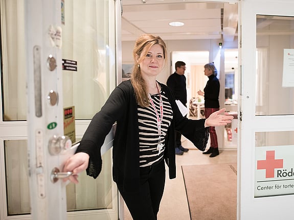 Kvinna står i dörröppning på behandlingscenter